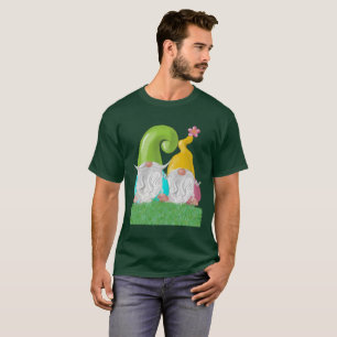 Gnome Couple Stehend im Gras Unisex T-Shirt