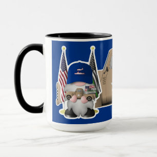 Gnome der Küstenwache mit Militärlastwagen Tasse