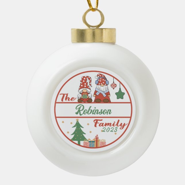 Gnome Family Christmas Keramik Kugel-Ornament (Vorderseite)