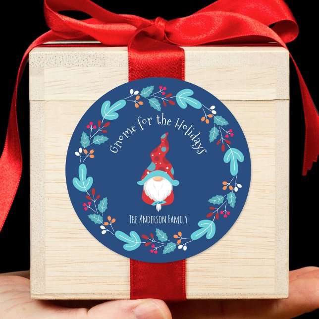 Gnome für Holidays Modern Floral Wreath Blue Runder Aufkleber (Von Creator hochgeladen)