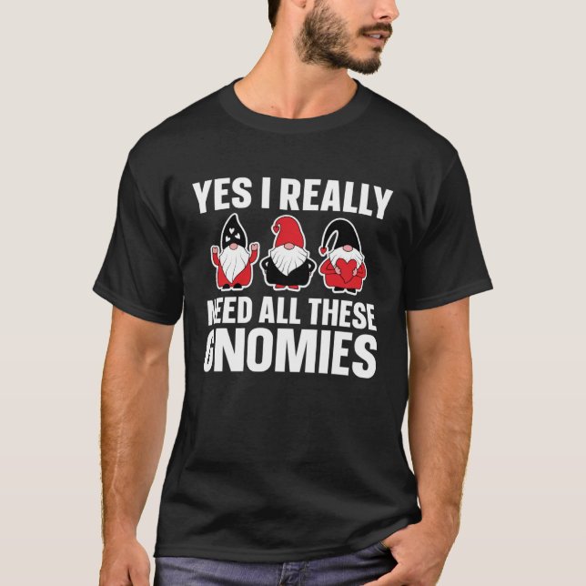 Gnome Gardener Need All These Gnomies T-Shirt (Vorderseite)