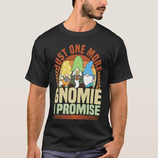 Gnome Gardening Just One More Gnomie Lawn & Garden T-Shirt (Vorderseite)