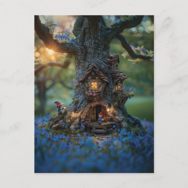 Gnome-Haus in einem Baum umgeben von Bluebells Postkarte (Vorderseite)