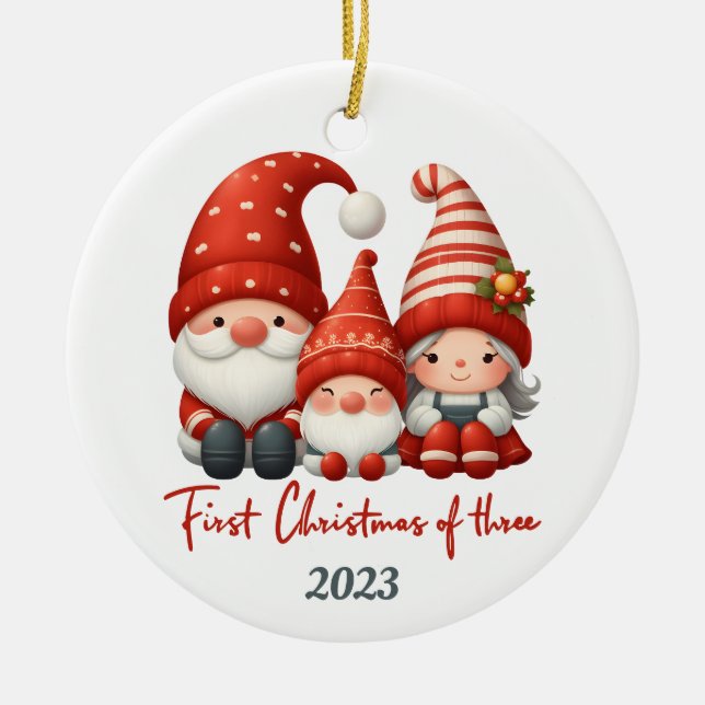 Gnome Holidays: Erste Weihnachten von drei Ornamen Keramik Ornament (Vorne)