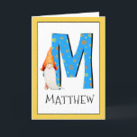 Gnome Kids Letter M Name and Age Birthday Gruß Karte<br><div class="desc">Klicken Sie auf "Anpassen", um die Randfarbe zu ändern. Wenn Sie den Namen und das Alter eines Geburtstagsmädchens oder eines Jungen zu unserer Monogrammkarte hinzufügen, erstellen Sie einen einmaligen, speziell für Kinder gestalteten Geburtstagsgruß. Neben dem großen blauen Buchstaben mit gelben und orangefarbenen Sternen und Spiralen zu stecken ist eines unserer...</div>