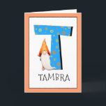 Gnome Kids Letter T Name and Age Birthday Gruß Karte<br><div class="desc">Klicken Sie auf "Anpassen", um die Randfarbe zu ändern. Wenn Sie den Namen und das Alter eines Geburtstagsmädchens oder eines Jungen zu unserer Monogrammkarte hinzufügen, erstellen Sie einen einmaligen, speziell für Kinder gestalteten Geburtstagsgruß. Neben dem großen blauen Buchstaben mit gelben und orangefarbenen Sternen und Spiralen zu stecken ist eines unserer...</div>