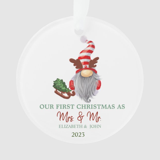 Gnome Pine Tree Sleiy Unser erstes Weihnachtsfest Ornament (Vorderseite)