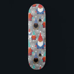 Gnome Snowflake Illustrationen Weihnachtsmuster Skateboard<br><div class="desc">Dieses niedliche und festliche Weihnachtsmuster ist das ideale Geschenk für sich, Ihre Freunde und Ihre Familie. Es verfügt über drei multiethnische Zwerge mit weihnachtlichen Nordic und Fairisle Pullover, Hüten, Handschuhen und Stiefeln mit weißen Schneeflocken auf einem einfachen grauen Hintergrund. Die Farbgebung umfasst Schwarz, Weiß, Bräune, Rot, aquamarines Grün, Blau, Orange...</div>