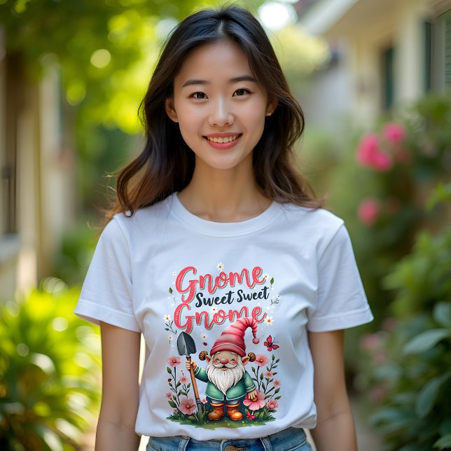 Gnome Sweet Gnome T - Shirt: Whimsical Garden T-Shirt (Von Creator hochgeladen)