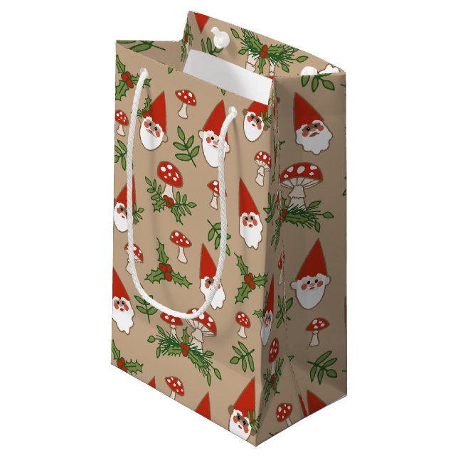 Gnome und Pilze auf Tan Woodland Urlaub Kleine Geschenktüte (Vorderseite Schrägansicht)