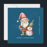 Gnome und Snowman frohe Weihnachtsgeschenk Feiertagskarte<br><div class="desc">Eine rot gekleidete Gnome steht neben einem Schneemann in einem grünen Strumpf mit Hut und rotem Schal. Sie sind umgeben von einem weißen Schneeabbau, der auf dem dunkelblauen Hintergrund Pop. Die minimalistische Ästhetik entsteht mit einem einfachen Frohen Weihnachten unten und der Firmenname läuft senkrecht auf dem rechten Rand. Eine bearbeitbare...</div>