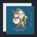 Gnome und Snowman frohe Weihnachtsgeschenk Feiertagskarte<br><div class="desc">Ein in Grün gekleideter Gnome steht neben einem Schneemann in einem roten Strumpf mit Hut und rotem Schal. Sie sind umgeben von einem weißen Schneeabbau, der auf dem dunkelblauen Hintergrund Pop. Die minimalistische Ästhetik entsteht mit einem einfachen Frohen Weihnachten und Glück Neues Jahr unten. Der Firmenname läuft senkrecht auf der...</div>