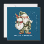 Gnome und Snowman Season's Greetings Business Flat Feiertagskarte<br><div class="desc">Ein in Grün gekleideter Gnome steht neben einem Schneemann in einem roten Strumpf mit Hut und rotem Schal. Sie sind umgeben von einem weißen Schneeabbau, der auf dem dunkelblauen Hintergrund Pop. Die minimalistische Ästhetik wird mit einem einfachen Grüße der Saison unten und der Firmenname senkrecht auf dem rechten Rand erstellt....</div>