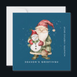Gnome und Snowman Season's Greetings Business Flat Feiertagskarte<br><div class="desc">Ein in Rot und Grün gekleideter Gnome steht neben einem Schneemann in einem roten Strumpf mit Hut und rotem Schal. Sie sind umgeben von einem weißen Schneeabbau, der auf dem dunkelblauen Hintergrund Pop. Die minimalistische Ästhetik wird mit einem einfachen Grüße der Saison unten und der Firmenname senkrecht auf dem rechten...</div>