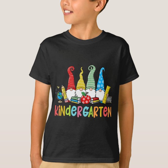 Gnomen Kindergarten Crew First Day Teacher Back To T-Shirt (Vorderseite)