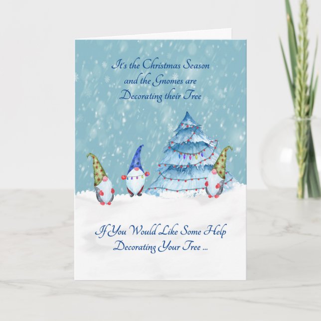 Gnomes dekorieren ihren Weihnachtsbaum Feiertagskarte (Vorderseite)