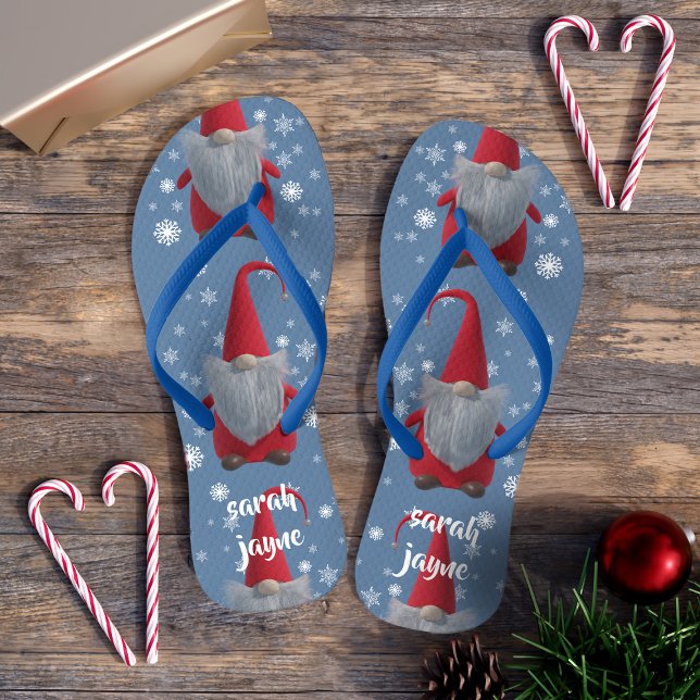 Gnomes Muster Weihnachten im Juli Personalisiert Flip Flops (Sprinkle Some Festive Gnome Magic onto Your Summer (or Winter) with Personalized Flip Flops!)