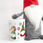 Gnomes Personalisiert Weihnachten Kaffeetasse<br><div class="desc">Personalisierte Weihnachtsfeiertage mit fünf niedlichen,  skandinavischen Gnomen mit einem saisonalen Rot- und Grünhut,  umgeben von Rot-,  Grün- und Goldschneeflocken. Sie können ganz einfach mit einem Namen ganz unten personalisieren.</div>