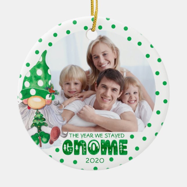 Gnomes THE YEAR BLEIBE ZUHAUSE Foto Green Dot Keramik Ornament (Vorne)