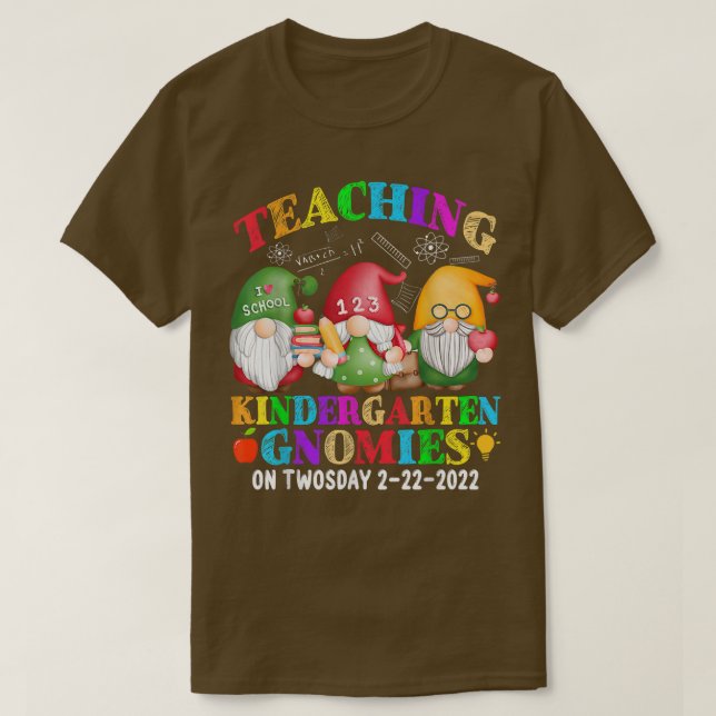 Gnomies lehren Kindergarten am 2./22/2022 T-Shirt (Design vorne)