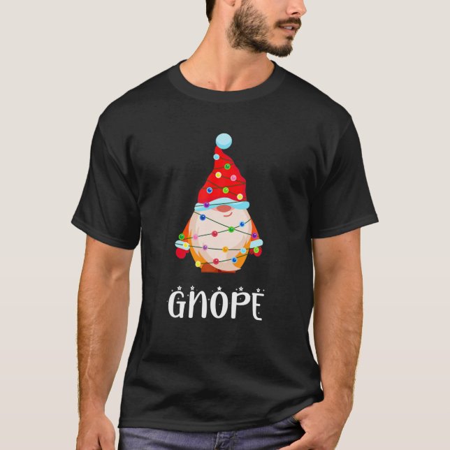 Gnope Gnome Funny Christmas Snow Light Party Pajam T-Shirt (Vorderseite)