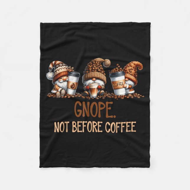 Gnope Not Before Coffee Three Gnomes Graphic Cafei Fleecedecke (Vorderseite)