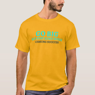 Go Big, Bleibe inspirierende Typografie T-Shirt