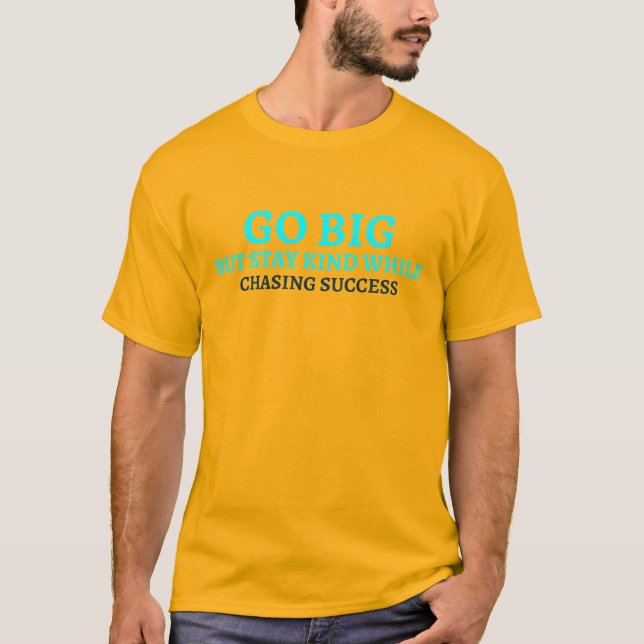 Go Big, Bleibe inspirierende Typografie T-Shirt (Vorderseite)