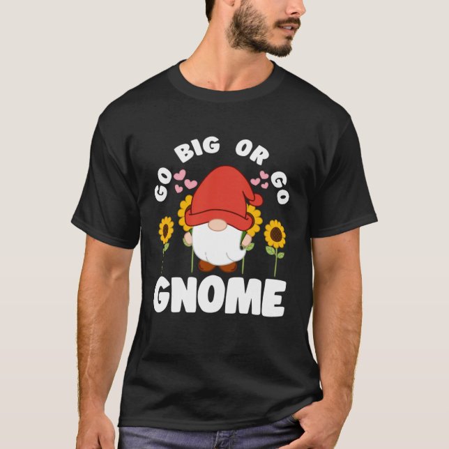 Go Big Or Go Gnomie With Sunflowers Lawn Gnome T-Shirt (Vorderseite)