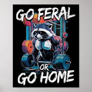 Go Feral oder Go Zuhause Bodybuilding Gym Raccoon  Poster