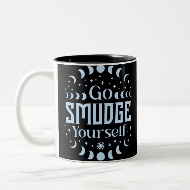 Go Smudge Sie selbst Moon Phases Fun Halloween Zweifarbige Tasse (Links)