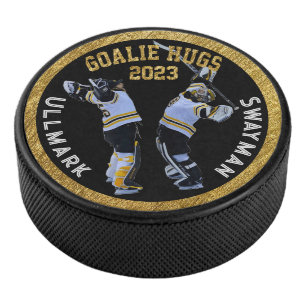 Goalie Hugs Eishockey Puck