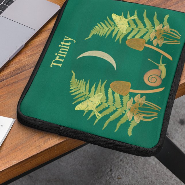 Goblincore Schnecke und Pilze Personalisiert Laptopschutzhülle (Von Creator hochgeladen)