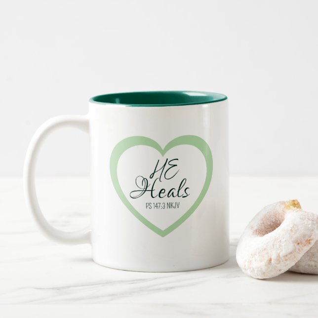 God Heals the Brokenhearted Soft Green Encouraging Zweifarbige Tasse (Mit Donut)