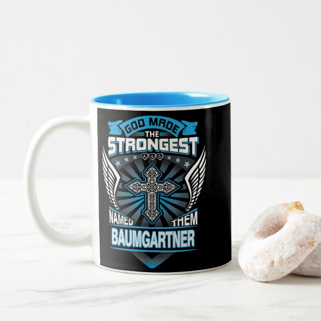 God Made The Strongest And Named Them Baumgartner Zweifarbige Tasse (Mit Donut)