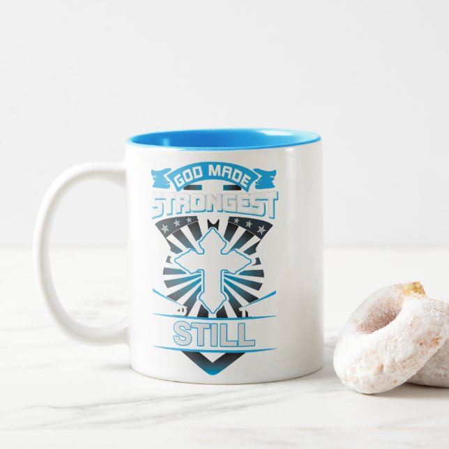 God Made The Strongest And Named Them Still Zweifarbige Tasse (Mit Donut)