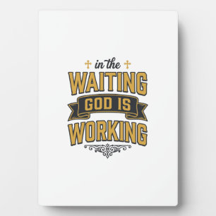 God wirkt Vintage-Faith-Typografie-Shirt_1 Fotoplatte