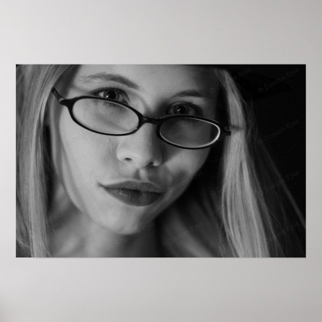 Goddess Smirking Poster in B&W (Vorne)