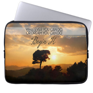 Goethe Inspiration Zitat "Beginnen Sie es! Laptopschutzhülle