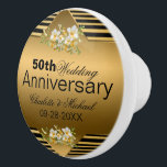 Gold 50. Hochzeitstag Keramikknauf<br><div class="desc">Fünfzig Jahre gemeinsam als Mensch und Ehefrau sind eine unglaublich lange Zeit und verdienen ein großes Fest. Fügen Sie diese schönen Zuhause-Akzente in Ihren Raum, während Sie sich auf den 50. Geburtstag vorbereiten - eine großartige Art, Ihren Geburtstag zu feiern. Der Text dieses Produktes ist vollständig anpassbar und ermöglicht Ihnen,...</div>