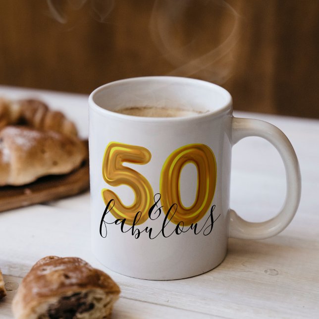 Gold 50 und fabelhafte Geburtstagsparty Kaffeetasse (Get ready to celebrate a new milestone with these 50 and fabulous party. This features 50 in a gold )