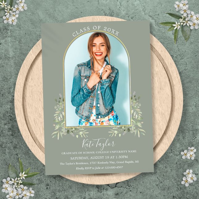 Gold Arch Foto Sage Green Foliage Abschluss Einladung (Gold Arch Photo Sage Green Foliage Graduation Invitation)