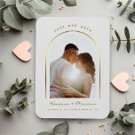 Gold Arched Frame Wedding Foto Save the Date Magnet<br><div class="desc">Das Design verfügt über einen prächtigen,  goldfarbenen Rahmen für Ihr bestes Rettetest Unser Date Foto,  mit einem dünnen Kalligraphieskript,  vor einem cremefarbenen Hintergrund.  Einfache Anpassung mit Namen,  Datum,  Ort der Wahl.  Ideal für jedes moderne Hochzeitsthema zu jeder Jahreszeit.</div>