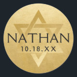 Gold Bar Mitzvah Bat Mitzvah Star von David Name Runder Aufkleber<br><div class="desc">Elegante moderne Bar mitzvah Aufkleber mit individuelle Name, Datum und Star of David. Diese stilvollen Bar mitzvah Gunst Anhänger Aufkleber geben einen eleganten Look als Umschlag Aufkleber, oder auf DIY Bar und Fledermaus mitzvah Party Dekor Projekte. ・ ・ ・ Klicken Sie auf ANPASSEN, um die Textfarbe, den Schriftart oder die...</div>