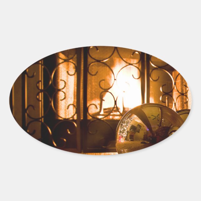 Gold Bauble in der Nähe des Feuerplatzes Aufkleber (Vorderseite)