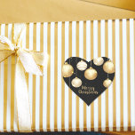 Gold Baubles Christmas Ornaments on Black Herz-Aufkleber<br><div class="desc">Elegante goldweiße und weiße Weihnachtsbaumschmuck auf schwarzem Hintergrund, diese HEART Aufkleber sind perfekt für Geschenkverpackungen, ein Party für das Abendessen im Urlaub, Weihnachtsfeiern im Unternehmen, Party, Ferienhaus, Hochzeitsfeier, Weihnachtsgeschenke, Feiertagsvorzüge und vieles mehr. Klicken Sie zum Anpassen auf die Schaltfläche "Personalisieren", dann auf den Link Weitere Anpassung, um diese Vorlage zu...</div>