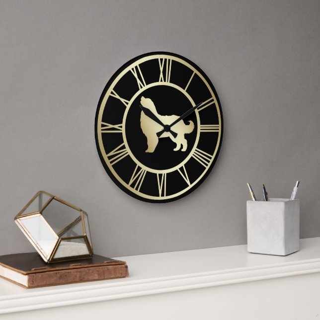 Gold Bernese Mountain Dog Roman Numeral Große Wanduhr (Büro)