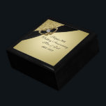 Gold Black 50. Hochzeitstag Schmuckschachtel<br><div class="desc">Ein Digitalbcon-Design mit einem eleganten Schwarz- und Goldmotiv kombiniert mit eleganten 50-jährigen Hochzeitsszenarien in dieser einzigartigen "Gold Black 50th Wedding Anniversary" Geschenkboxen. Dieses elegante und ansprechende Design wird durch eine individuell gestaltbare Textschrift ergänzt, die es zu einer unvergesslichen Ergänzung Ihres Jubiläumsfestes macht. KOMPLETT IHRE JAHRESVERANSTALTUNG MIT ZUGANGSGESCHÄFTEN ODER GESCHENKIDEEN AUS...</div>