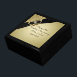 Gold Black 50. Hochzeitstag Schmuckschachtel<br><div class="desc">Ein Digitalbcon-Design mit einem eleganten Schwarz- und Goldmotiv kombiniert mit eleganten 50-jährigen Hochzeitsszenarien in dieser einzigartigen "Gold Black 50th Wedding Anniversary" Geschenkboxen. Dieses elegante und ansprechende Design wird durch eine individuell gestaltbare Textschrift ergänzt, die es zu einer unvergesslichen Ergänzung Ihres Jubiläumsfestes macht. KOMPLETT IHRE JAHRESVERANSTALTUNG MIT ZUGANGSGESCHÄFTEN ODER GESCHENKIDEEN AUS...</div>