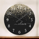Gold Black Glitzer Script Monogram Girlaname Runde Wanduhr<br><div class="desc">Schwarz und Gold Sparkle Glitzer Pinsel Script Monogram Name Clock. Das macht den perfekten 16 Geburtstag,  Hochzeit,  Brautparty,  Jubiläum,  Babydusche oder Junggeselinnen-Abschied Geschenk für jemanden,  der Lieben glamourösen Luxus und schicke Stile.</div>